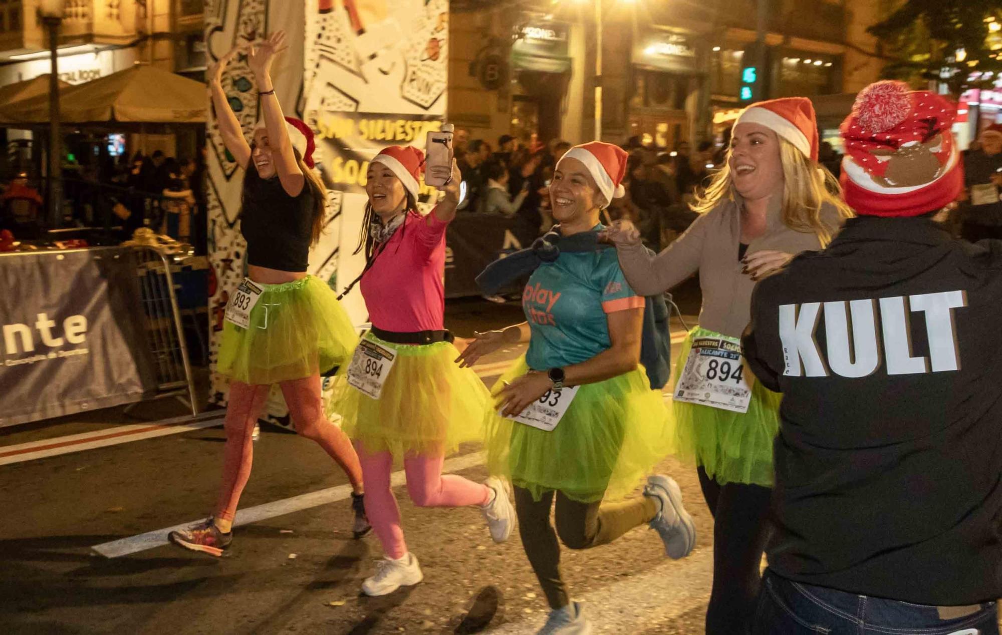 La San Silvestre de Alicante llena de colorido la ciudad
