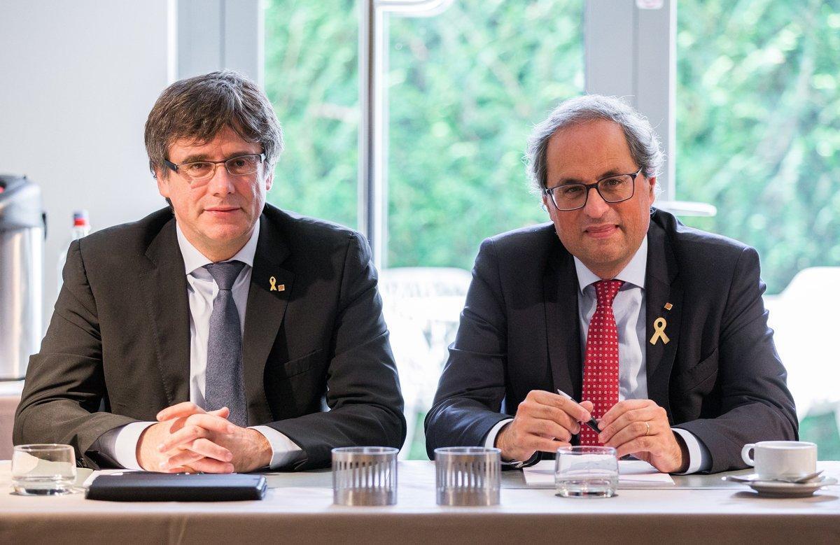 BRU1. WATERLOO (BÉLGICA), 22/10/2018.- El presidente de la Generalitat, Quim Torra (d), posa junto al expresidente catalán Carles Puigdemont, durante la reunión que mantuvo con representantes de todos los partidos independentistas excepto la CUP, entre ellos el exconseller de ERC huido a Bélgica Toni Comín (no fotografiado), en el hotel Côté Vert de Waterloo, Bélgica, hoy, 22 de octubre de 2018. EFE/ Stephanie Lecocq