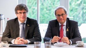 BRU1. WATERLOO (BÉLGICA), 22/10/2018.- El presidente de la Generalitat, Quim Torra (d), posa junto al expresidente catalán Carles Puigdemont, durante la reunión que mantuvo con representantes de todos los partidos independentistas excepto la CUP, entre ellos el exconseller de ERC huido a Bélgica Toni Comín (no fotografiado), en el hotel Côté Vert de Waterloo, Bélgica, hoy, 22 de octubre de 2018. EFE/ Stephanie Lecocq