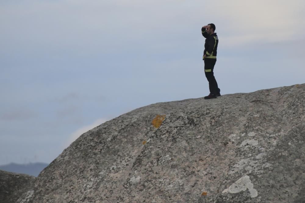 Medios de salvamento y emergencias buscan por mar y tierra al tripulante desaparecido tras volcar un pesquero cerca de las Illas Ons