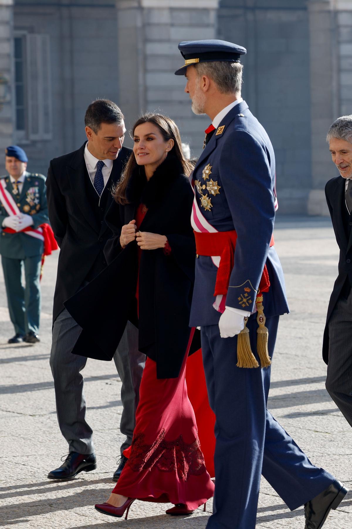 El rey Felipe VI (d) preside la celebración de la Pascua Militar este viernes. EFE/ J.J. Guillén / POOL