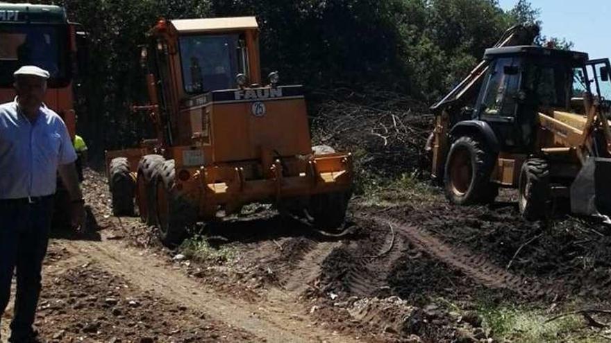 El concejal Juan Otero supervisando las obras. // M. Muñiz