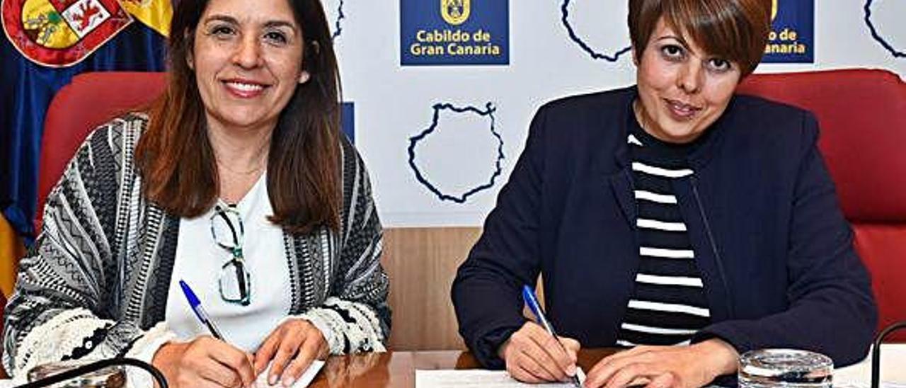 Minerva Alonso (d), consejera de Vivienda del Cabildo, firma un convenio con Carmen Hernández (i), alcaldesa de Telde.