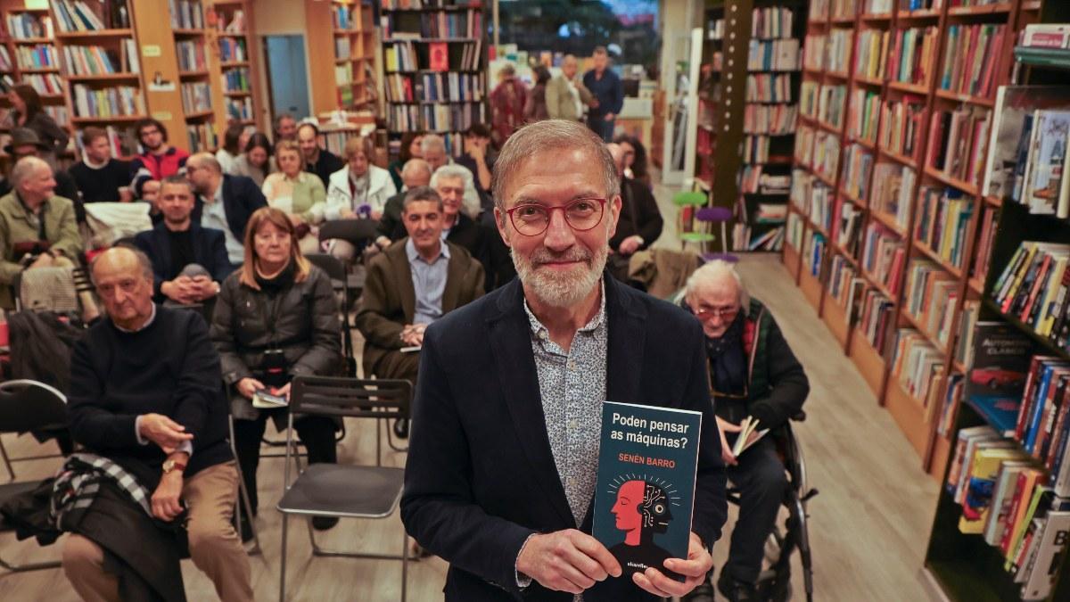Senén Barro en la librería Follas Novas.