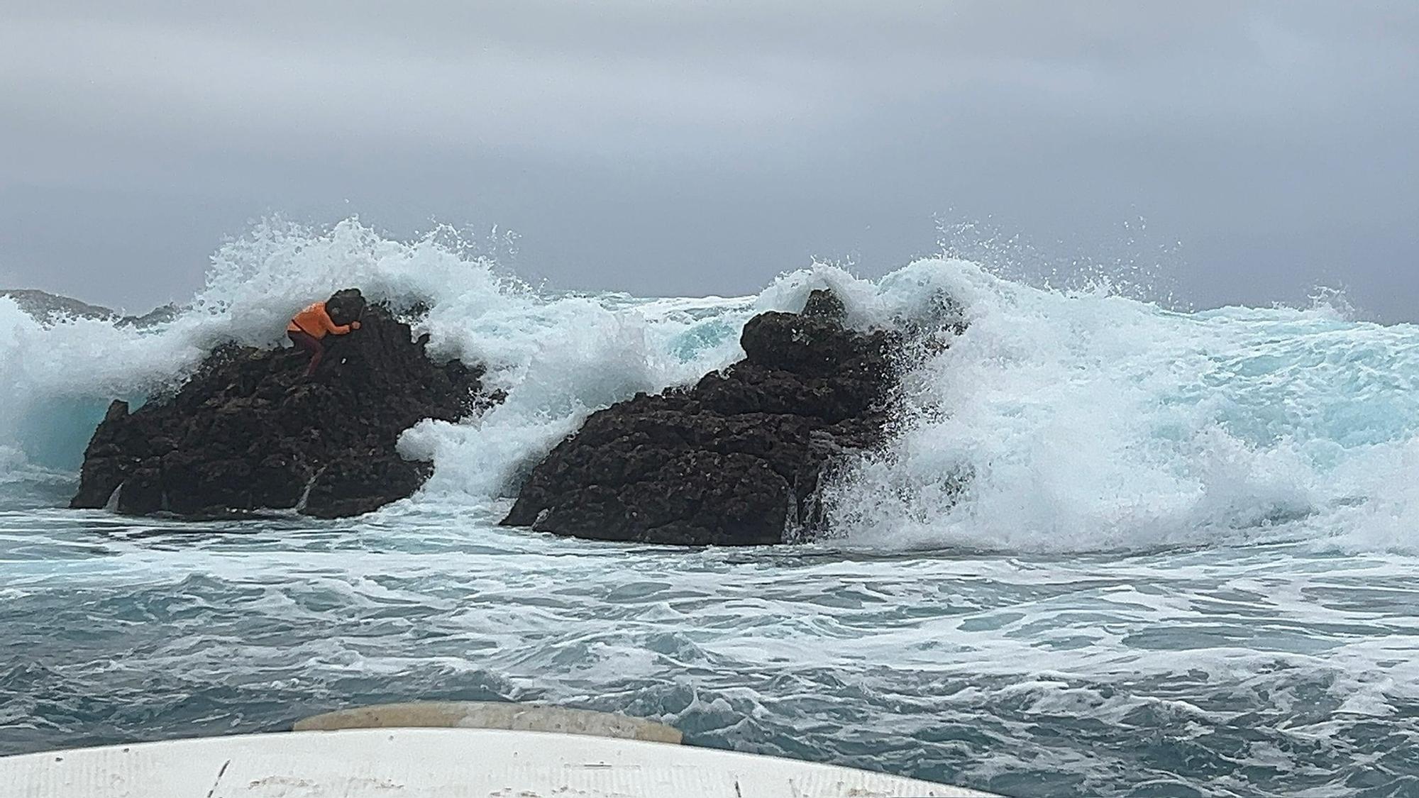 EN IMÁGENES: Así luchan los mariscadores de Luanco por cada kilo de percebe en el cabo Peñas