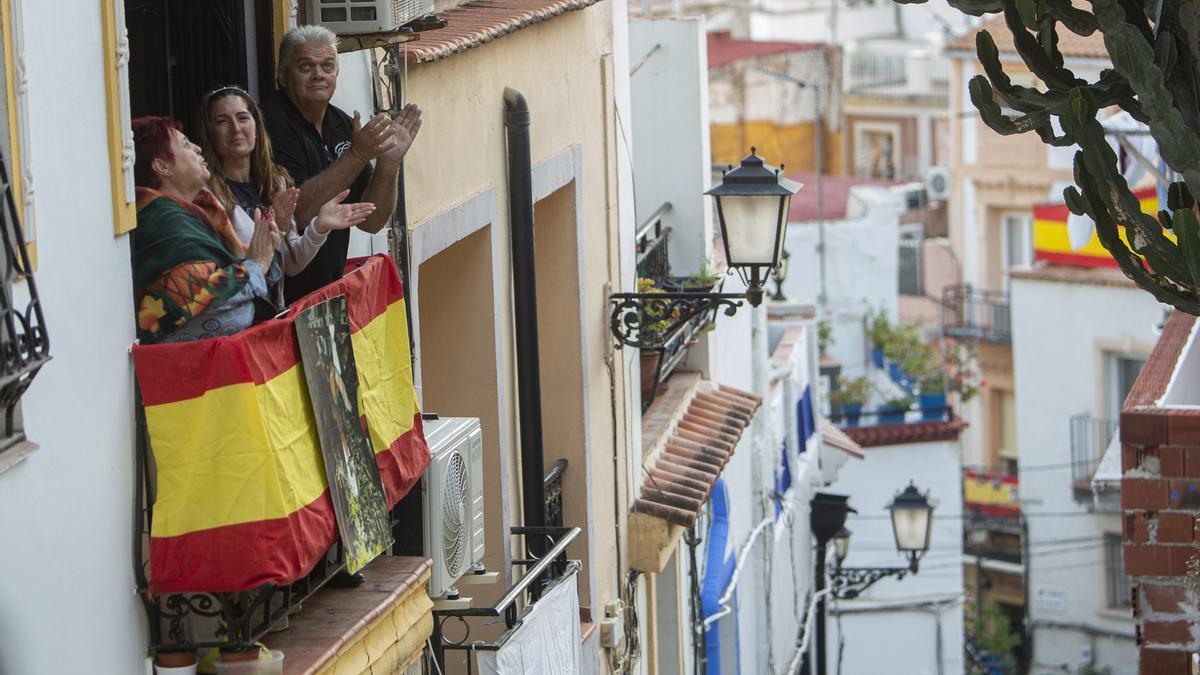 Los vecinos del barrio de Santa Cruz, que acoge la procesión más multitudinaria de Alicante, engalanaron los balcones en pleno confinamiento ante las suspensión de los actos de Semana Santa en 2020.