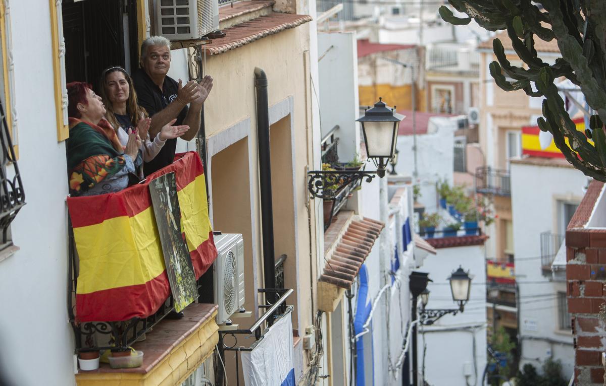 Los vecinos del barrio de Santa Cruz, que acoge la procesión más multitudinaria de Alicante, engalanaron los balcones en pleno confinamiento ante las suspensión de los actos de Semana Santa en 2020.