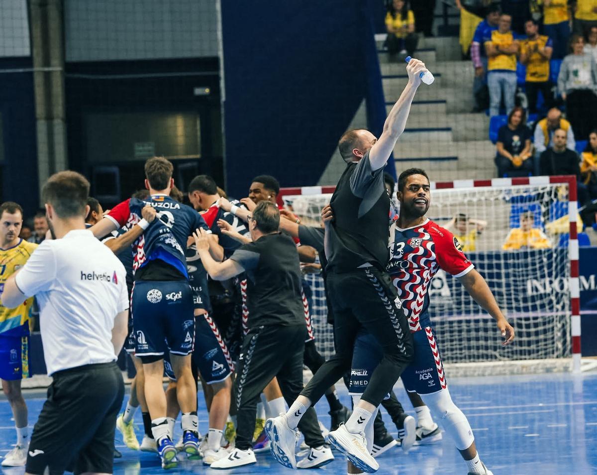 La plantilla del Horneo EÓN celebra en el Pitiu Rochel la victoria ante BM Caserío la pasada temporada