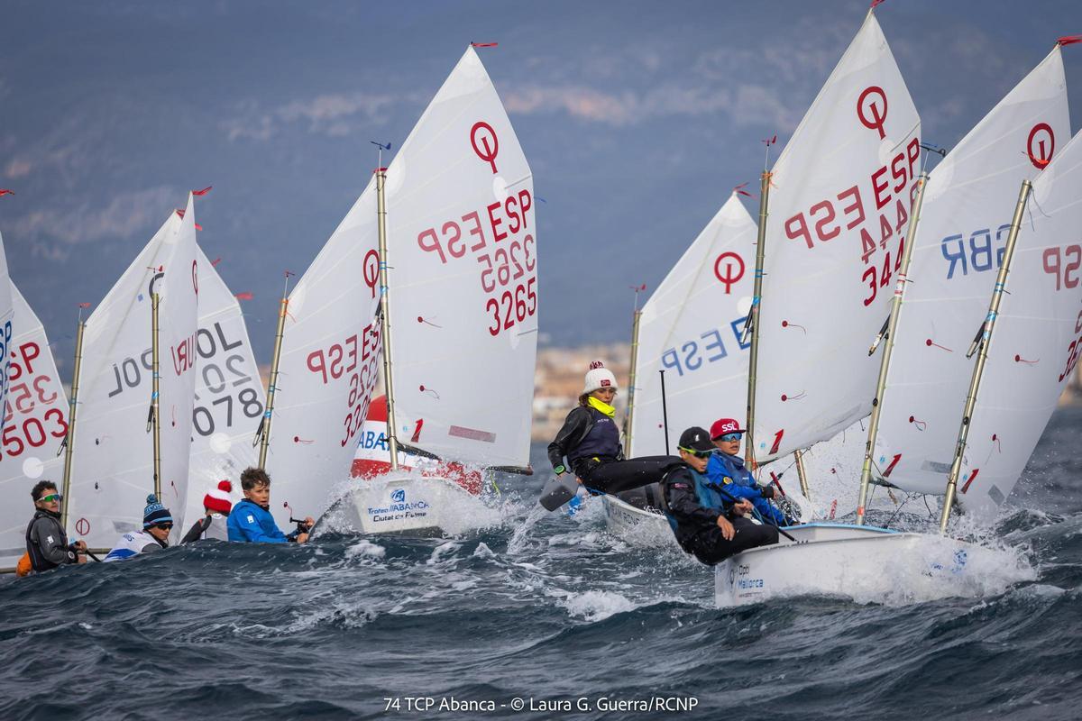 Varios regatistas, durante la competición.