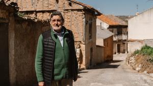 Pedro Gómez, alcalde de Gumiel de Mercado, posa en una de las calles del pueblo.