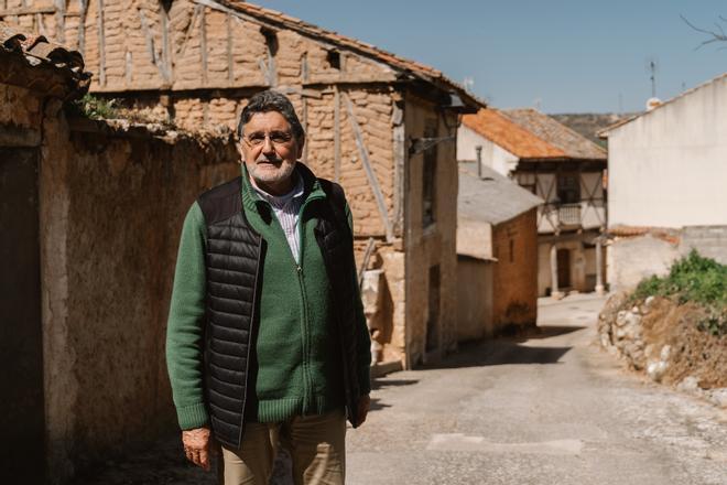 Pedro Gómez, alcalde de Gumiel de Mercado, posa en una de las calles del pueblo.