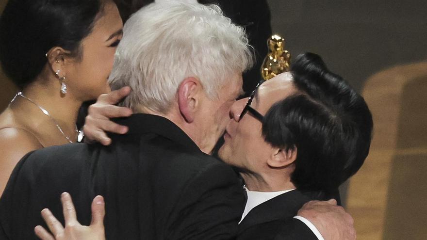 El emocionado beso de Ke Huy Quan a Harrison Ford en los Oscar