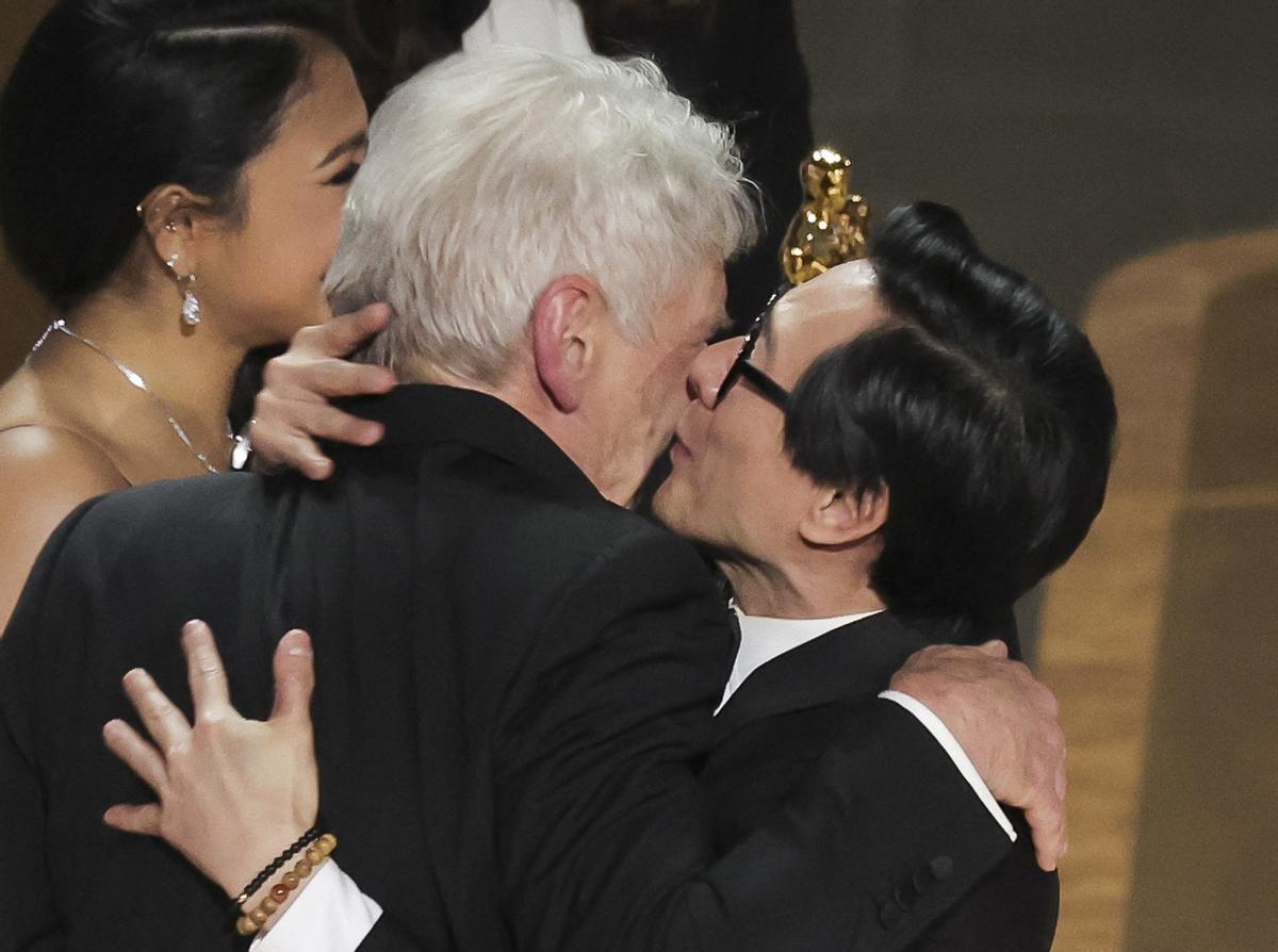 El emocionado beso de Tapón Ke Huy Quan a Harrison Ford en los Oscar