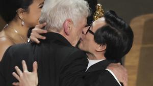 El emocionado beso de Tapón Ke Huy Quan a Harrison Ford en los Oscar
