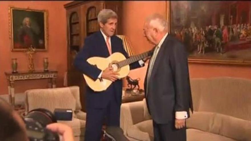 El ministro de Exteriores le regala a John Kerry una guitarra española