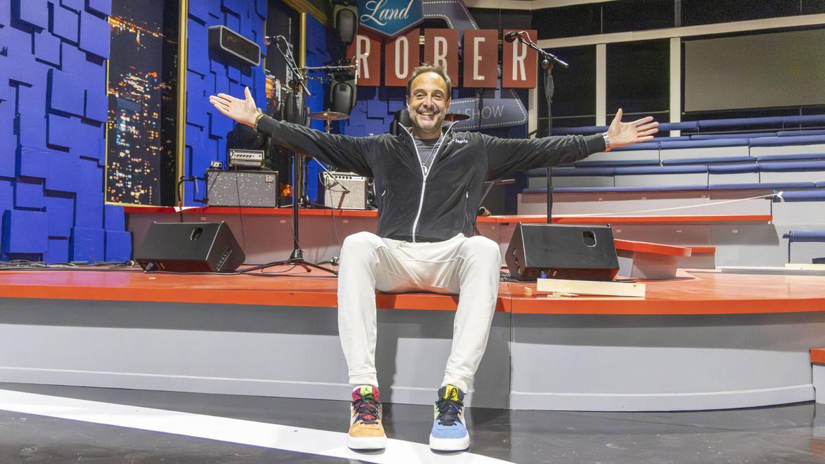 Roberto Vilar, presentador de 'Land Rober +Show', no plató onde se grava o programa.