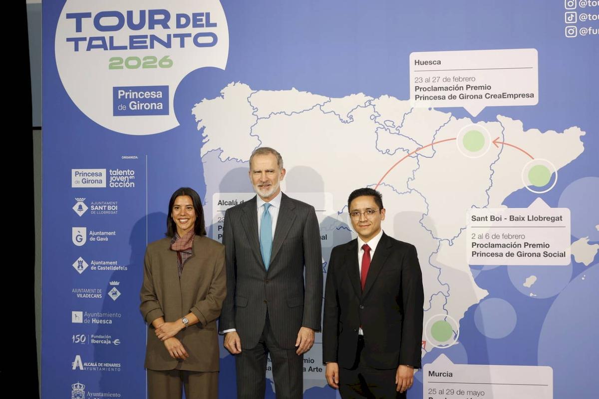 Felipe VI con los dos ganadores: Mercedes Bidart y José Eduardo Méndez Delgado, que lo fue en la categoría de investigación