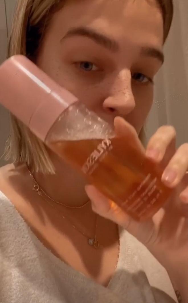 Laura Escanes enseñando el producto de Kylie Skin by Kylie Jenner