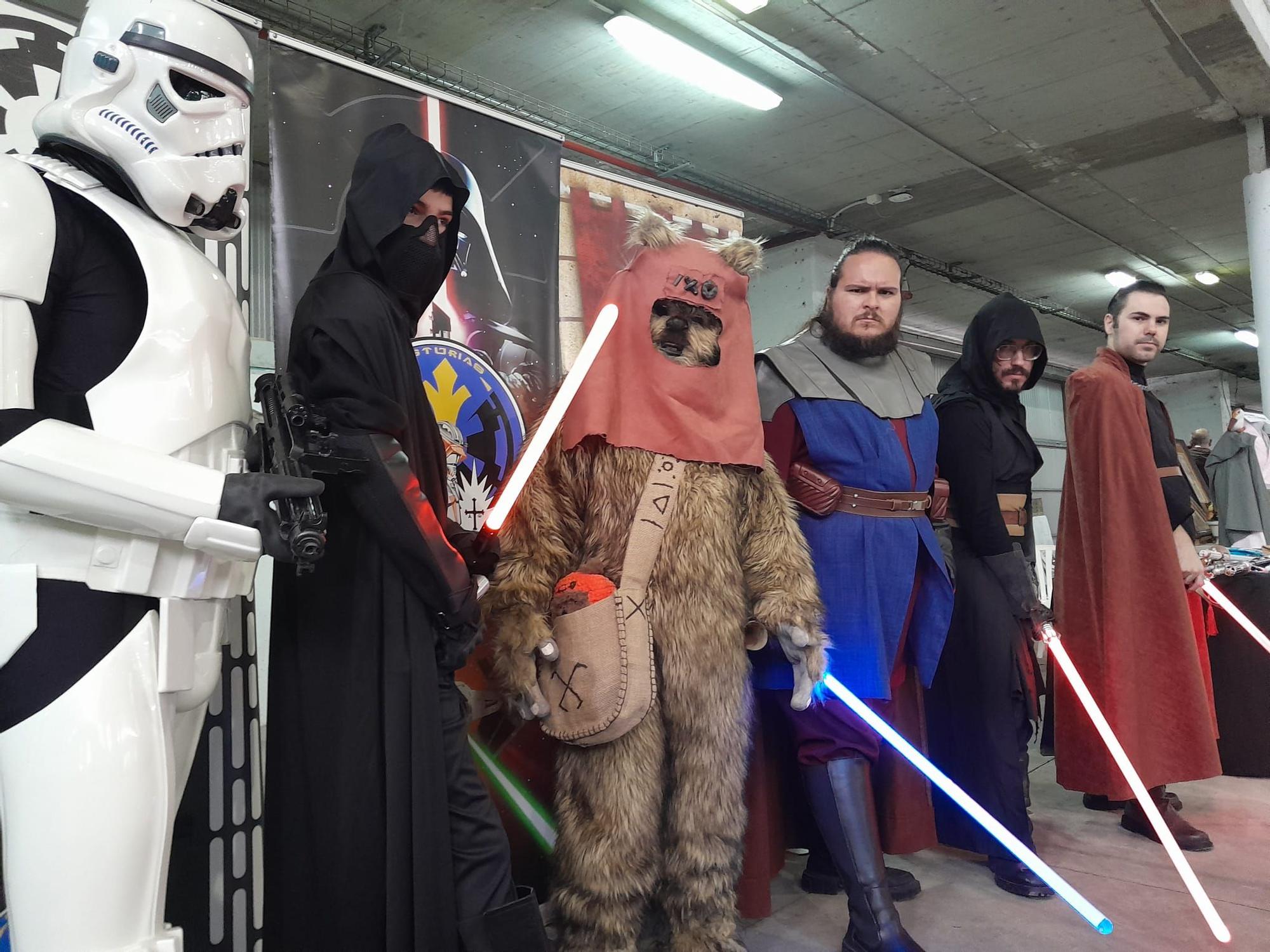 Compra, vende, cambia, así es la Feria del Coleccionismo de Mieres, en la que "hay de todo"