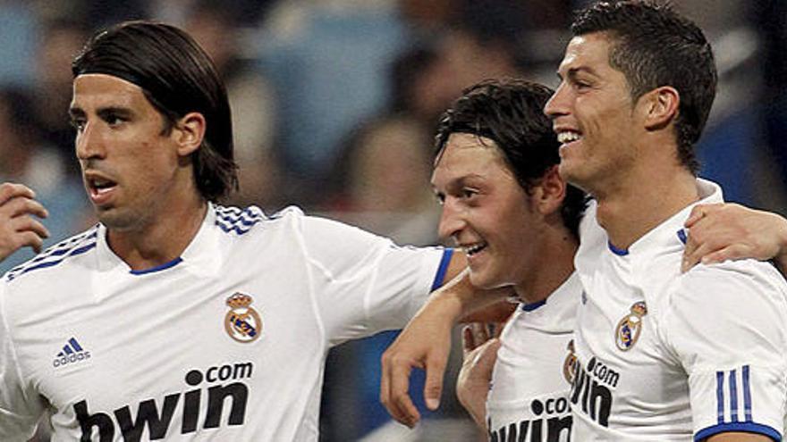 Khedira, Özil y Cristiano Ronaldo celebran uno de los goles del Real Madrid