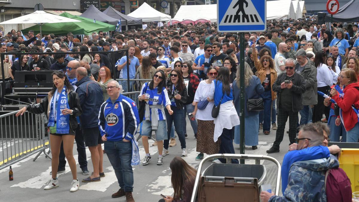 La afición del Dépor, en la fiesta de las peñas