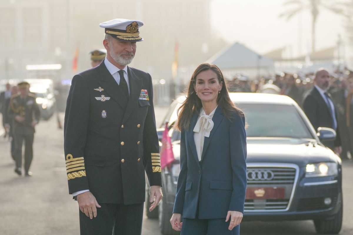 Los Reyes Felipe VI y Letizia Ortiz, se despiden de la Princesa de Asturias, Leonor de Borbón antes de la partida de embarcar en el Juan Sebastián Elcano. A 11 de enero de 2025 en Cádiz, Andalucía (España). Los Reyes Felipe VI y Letizia, junto a la ministra de Defensa, Margarita Robles, presiden el acto de despedida del buque escuela Juan Sebastián de Elcano en el Puerto de Cádiz. En esta ocasión histórica, la Princesa de Asturias, Leonor de Borbón, embarcará como guardiamarina de primero. El evento contará también con la presencia del presidente de la Junta de Andalucía, Juanma Moreno. 11 ENERO 2025 Francisco J. Olmo / Europa Press 11/01/2025. FELIPE VI;LETIZIA ORTIZ;Francisco J. Olmo;
