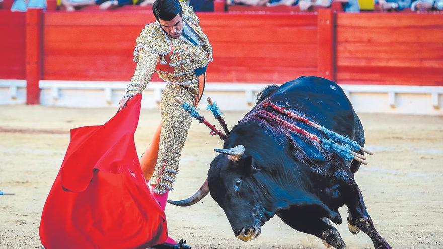 Toros en Alicante: la condena al aburrimiento de una corrida sin bravura