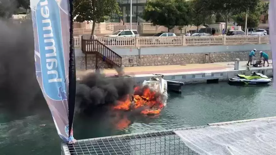 Una embarcación en llamas en Xàbia
