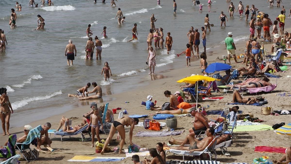 Playa de San Sebastián en Sitges durante el mes de agosto