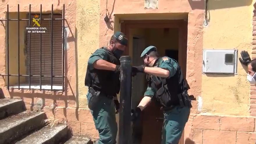 Entrada y registro de la Guardia Civil en una de las casas