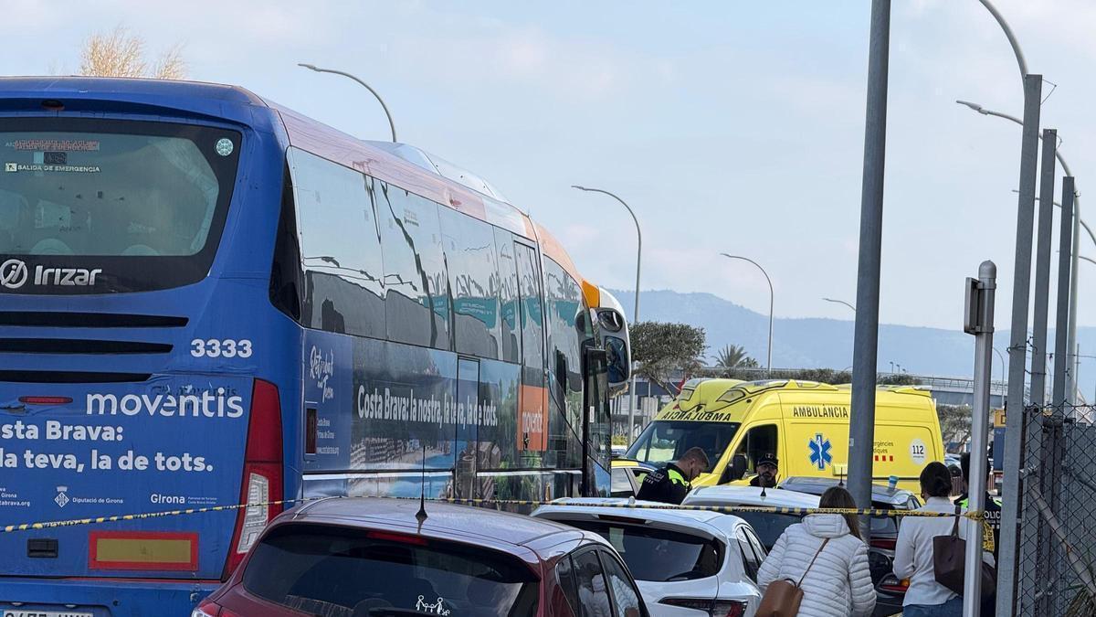 VÍDEO | Mor una docent atropellada per un autobús a Empuriabrava