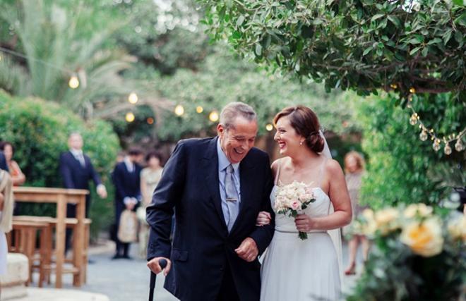 Las fotos que no pueden faltar en tu boda: caminando hacia el altar