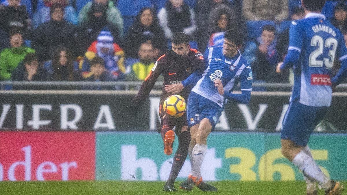 Piqué y Moreno, en el choque que originó la lesión en el partido del domingo.