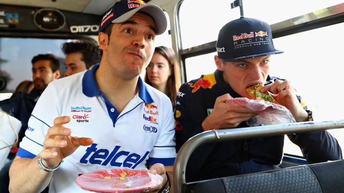 Max Verstappen, probando comida méxicana en un autocar