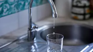 Este municipio de Barcelona lanza una ayuda para pagar el agua: requisitos y cómo solicitarla