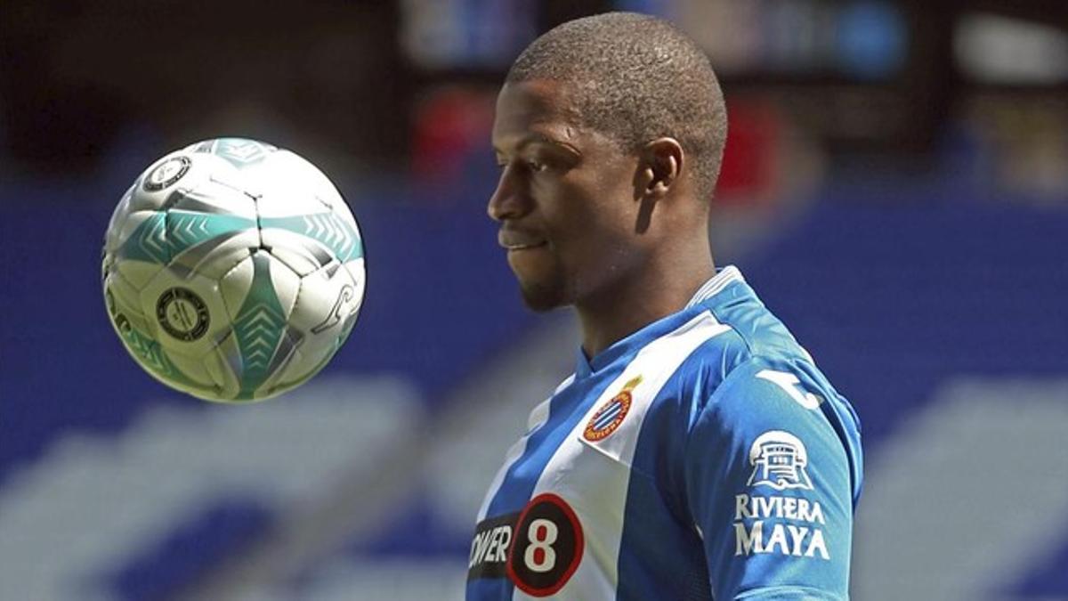 Pape Diop, el octavo refuerzo perico, en su presentación en Cornellà.