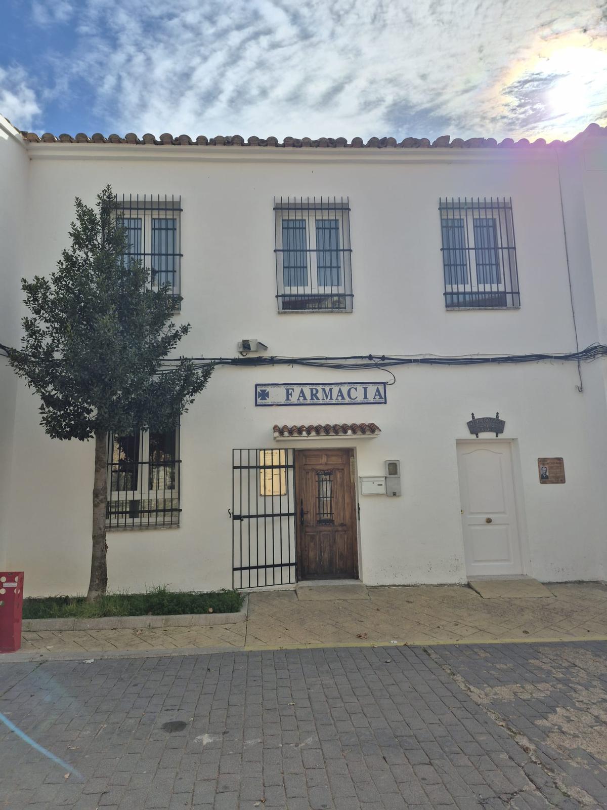 La farmacia se encuentra en el Raval de Nostra Senyora del Loreto, junto al aulario escolar de Vistabella, en un local de propiedad municipal.