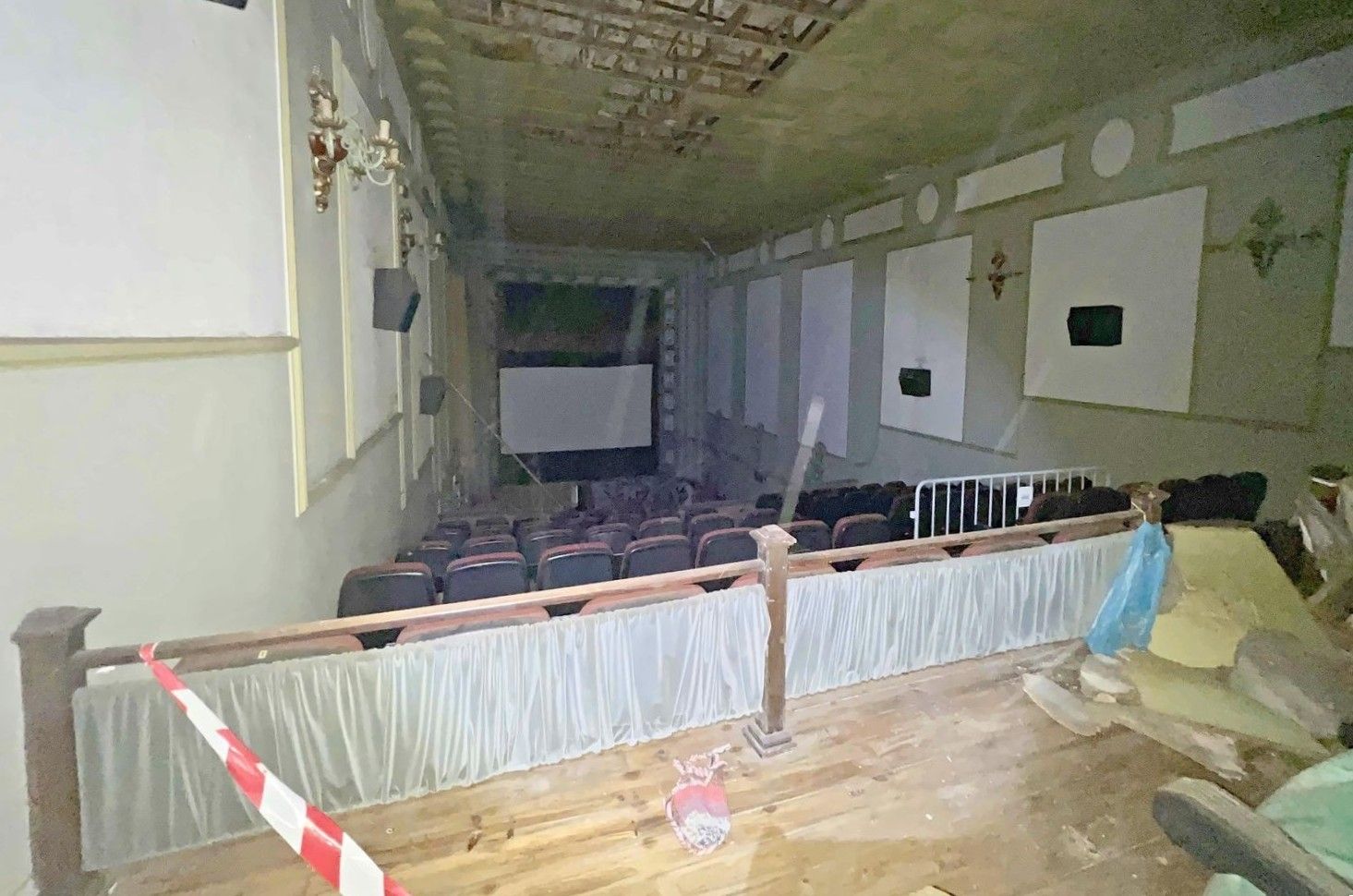 Así está el interior de la Sala Yago tras 20 años de abandono