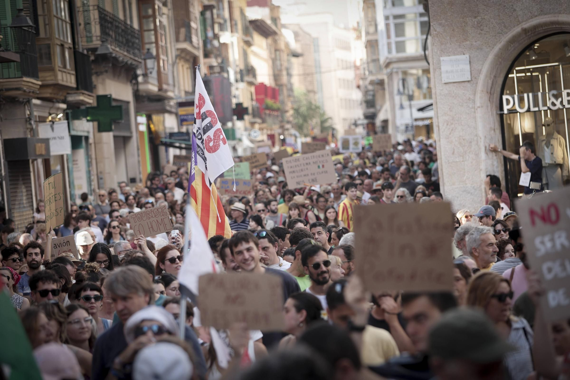 Las mejores pancartas y las imágenes de la manifestación contra la saturación turística en Mallorca