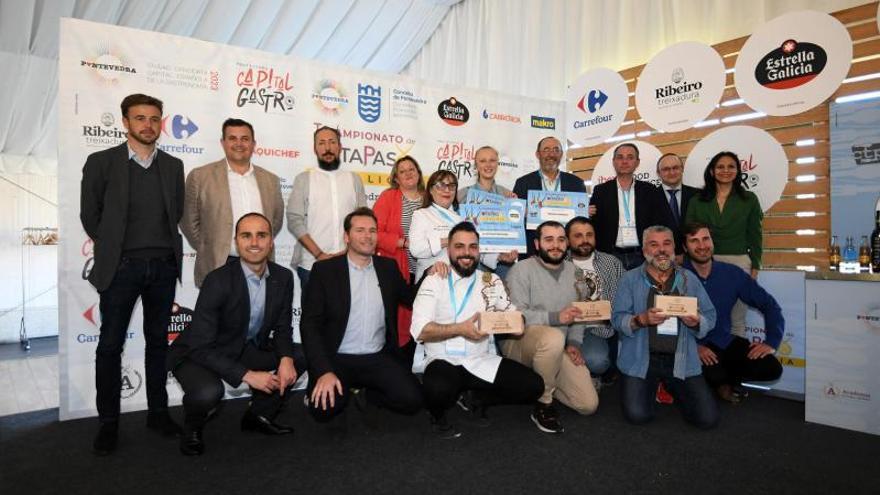 Foto de familia de los ganadores de los premios a las mejores tapas de Galicia. |   // GUSTAVO SANTOS