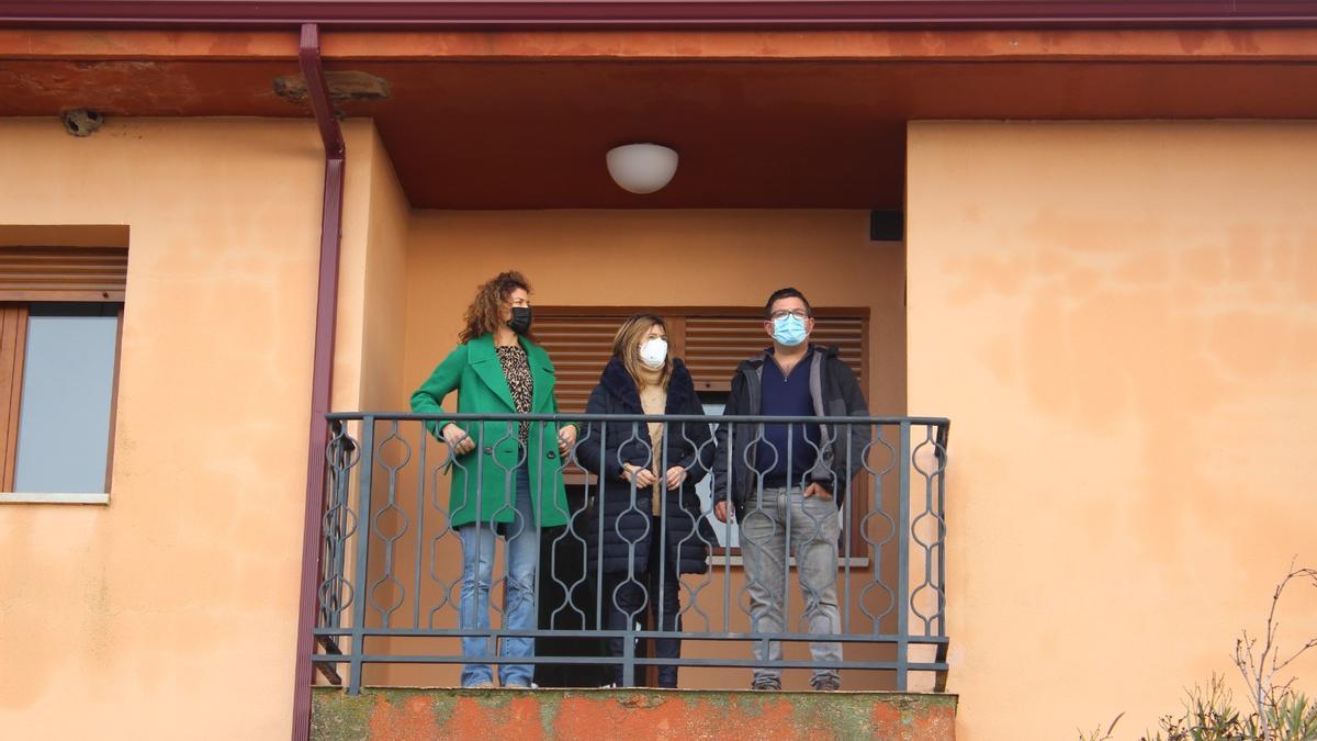 La delegada territorial en la terraza de la vivienda rehabilitada.