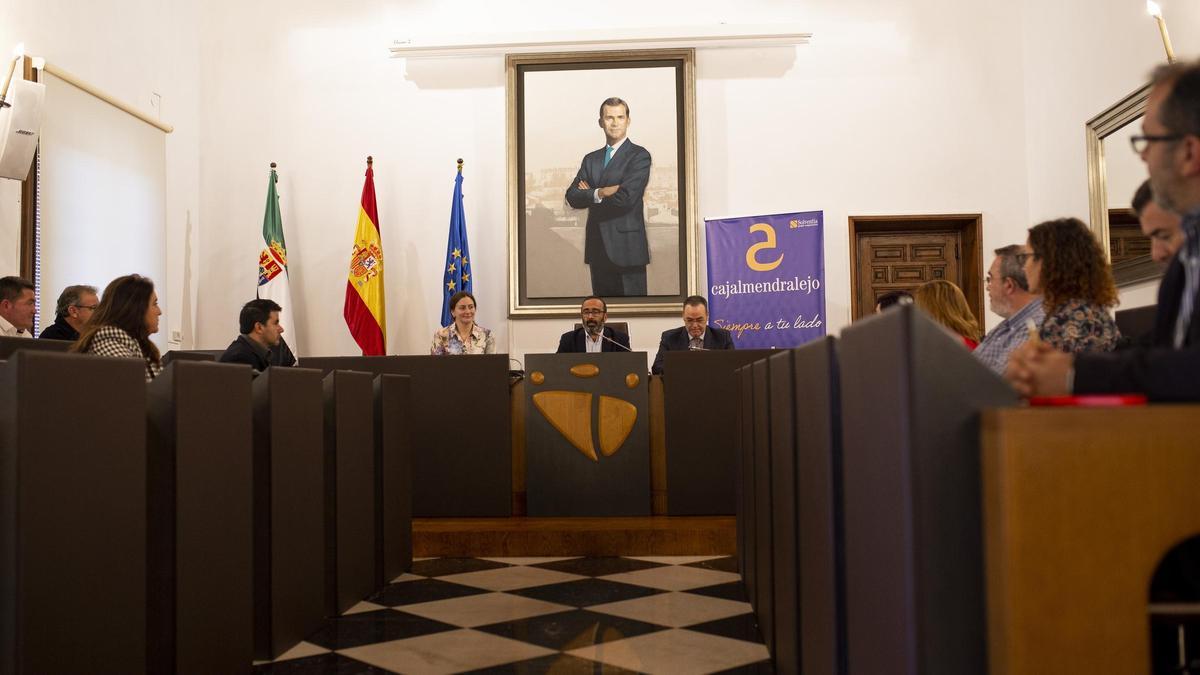 La firma del convenio, en el Salón de Plenos de la Diputación de Cáceres.