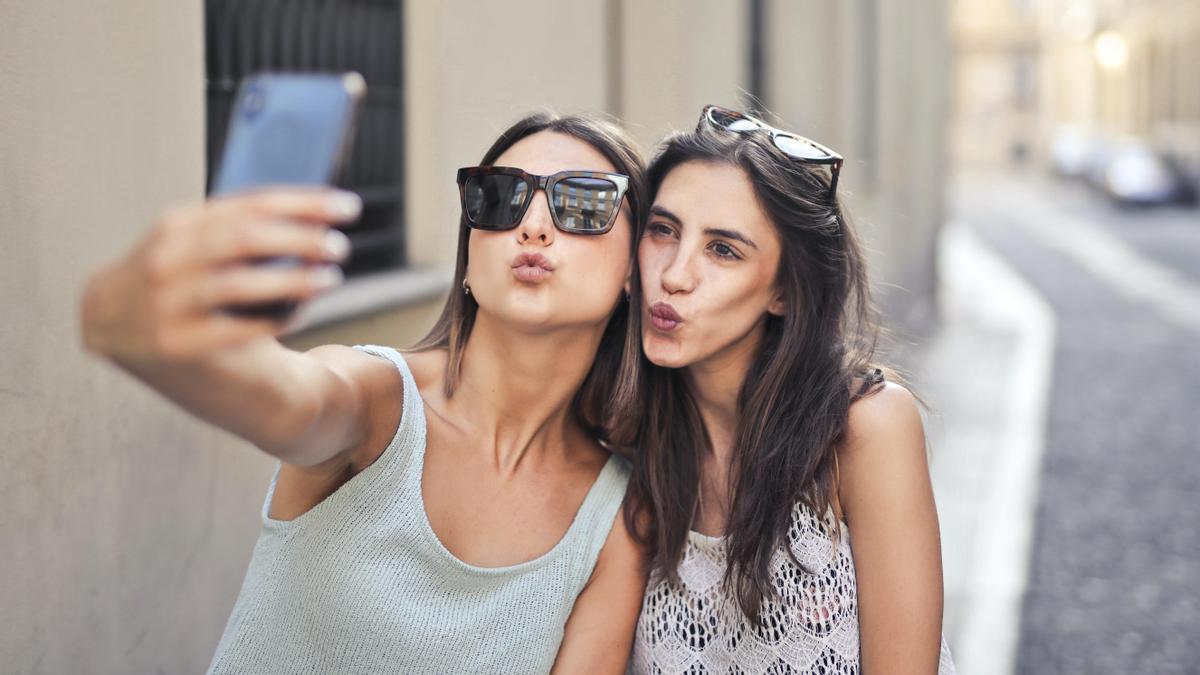 Dos chicas posan para hacerse en selfi.