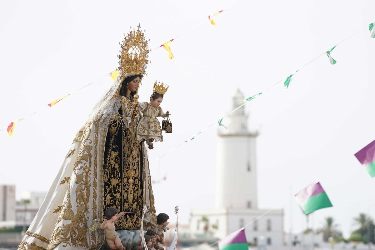 La imagen de Nuestra Señora del Carmen Coronada, durante la procesión.