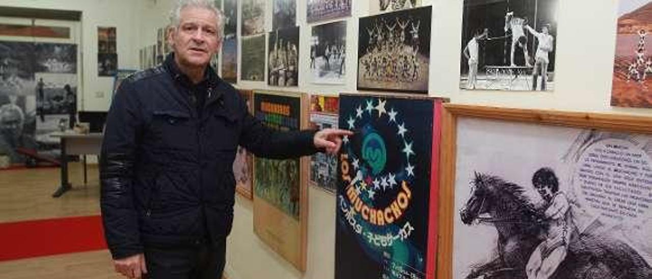 Manilo Doñoro, con carteles de la historia del circo. // I.Osorio