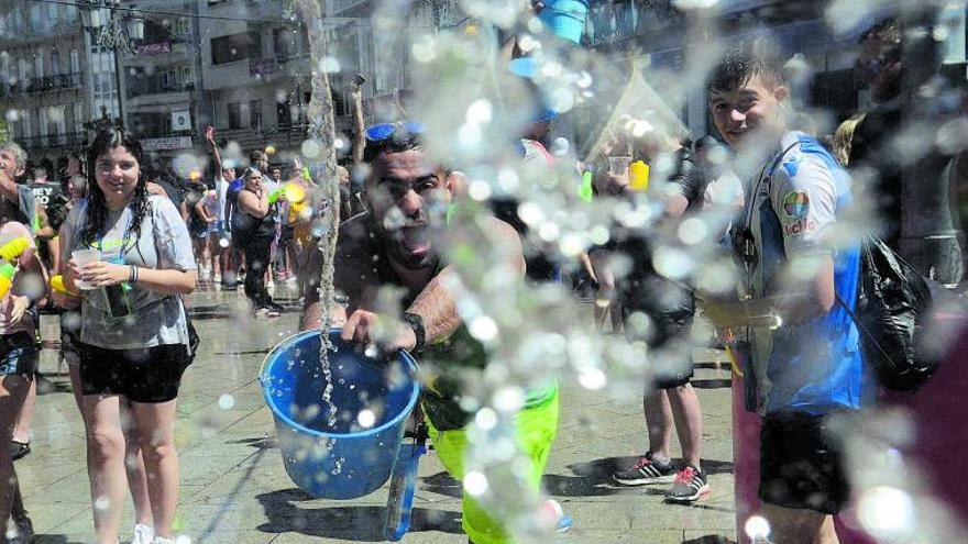 Tres años han transcurrido ya desde la última mojadura multitudinaria en las calles vilagarcianas. |  // NOÉ PARGA