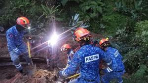 Fuerza de Defensa Civil de Malasia en búsqueda de personas tras el deslizamiento de tierra.