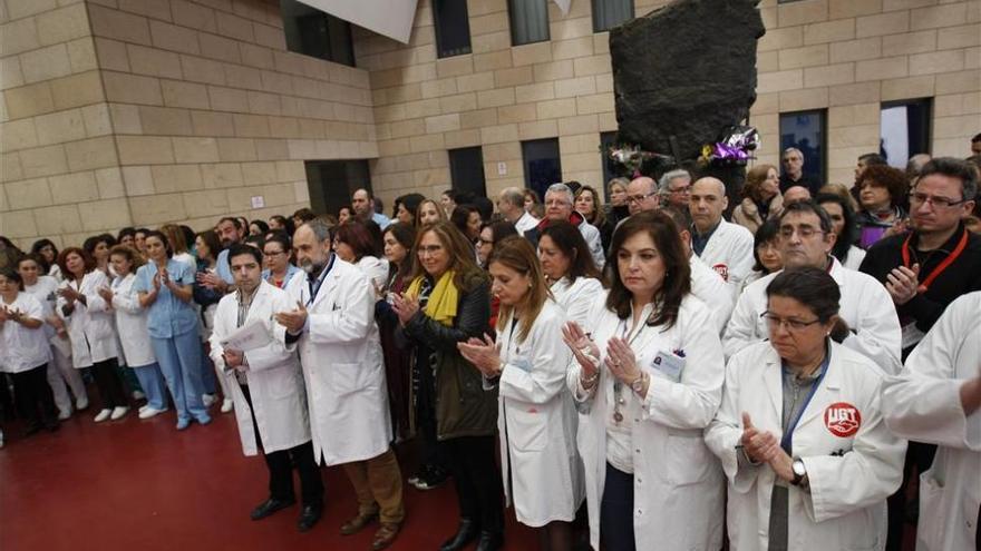 Profesionales del Hospital Reina Sofía se concentran en contra de las agresiones