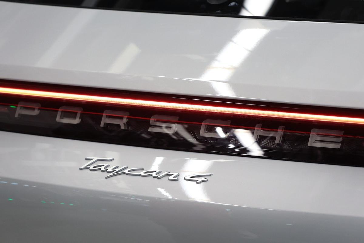 Los empleados trabajan en las carrocerías de los automóviles de lujo Porsche Taycan totalmente eléctricos en la línea de producción de la fábrica de Porsche AG en Stuttgart, Alemania.