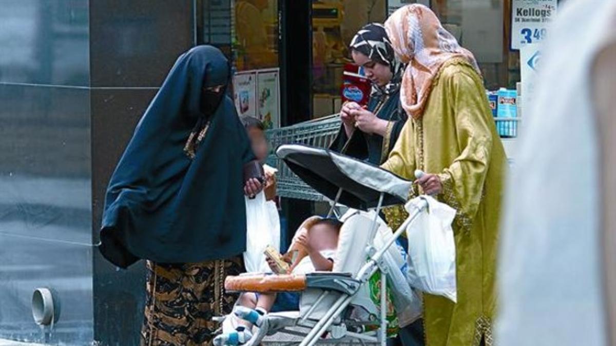 Una mujer con velo integral, junto a otras dos vestidas con el hiyab, el pasado viernes en El Vendrell.